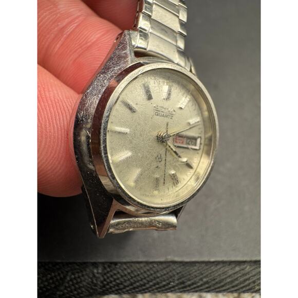 Seiko Quartz Vintage Watch Day-Date English/Japanese Dial 21.7mm Silver Tone main image 8